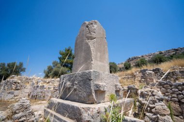 Xanthos antik şehrindeki yazıtlı sütun. Xanthos, Lycialılar için bir kültür ve ticaret merkeziydi. Mugla, Türkiye - 10 Temmuz 2023.