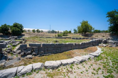 Hadrian nymphaium, kutsal bahar ve Letoon antik şehrindeki kutsal yol. Letoon, Xanthos ve Lycian League 'in dini merkeziydi. Mugla, Türkiye - 10 Temmuz 2023.