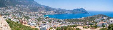 Kalkan bölgesinin panoramik manzarası. Mugla, Türkiye - 10 Temmuz 2023.