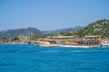 Kekova Körfezi 'ndeki turist teknesindekiler. Antalya, Türkiye - 10 Temmuz 2023.
