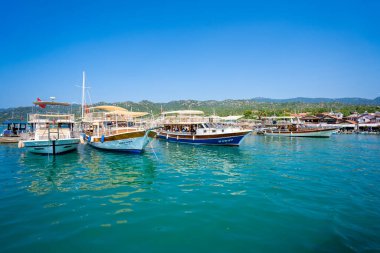 Kekova Ucagiz köyündeki gemilerin görüntüsü. Antalya, Türkiye - 10 Temmuz 2023.