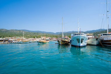 Kekova Ucagiz köyündeki gemilerin görüntüsü. Antalya, Türkiye - 10 Temmuz 2023.