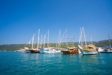 Kekova Ucagiz köyündeki gemilerin görüntüsü. Antalya, Türkiye - 10 Temmuz 2023.