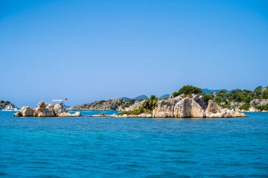 Kekova Körfezi 'ndeki kayalıkların manzarası. Antalya, Türkiye.