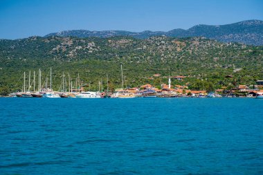 Kekova Ucagiz köyündeki gemilerin görüntüsü. Antalya, Türkiye - 10 Temmuz 2023.