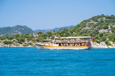 Kekova Körfezi 'ndeki turist teknesindekiler. Antalya, Türkiye - 10 Temmuz 2023.