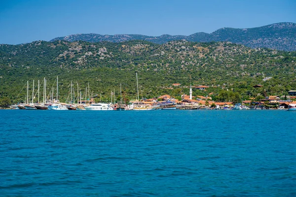 Kekova Ucagiz köyündeki gemilerin görüntüsü. Antalya, Türkiye - 10 Temmuz 2023.