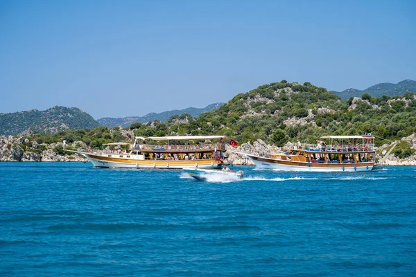 Kekova Körfezi 'ndeki turist teknesindekiler. Antalya, Türkiye - 10 Temmuz 2023.