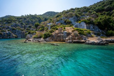 Kekova Adasının kıyılarındaki antik kalıntılar. Antalya, Türkiye.