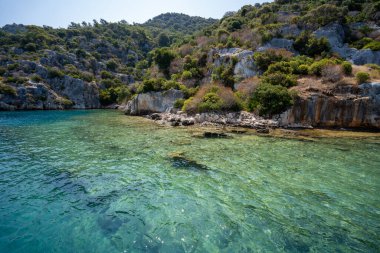 Kekova Adasının kıyılarındaki antik kalıntılar. Antalya, Türkiye.