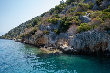 Kekova Adasının kıyılarındaki antik kalıntılar. Antalya, Türkiye.