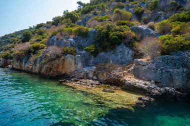 Kekova Adasının kıyılarındaki antik kalıntılar. Antalya, Türkiye.