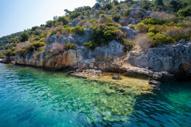 Kekova Adası kıyılarındaki antik kalıntılar. Antalya, Türkiye.