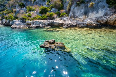 Kekova Adasının kıyılarındaki antik kalıntılar. Antalya, Türkiye.