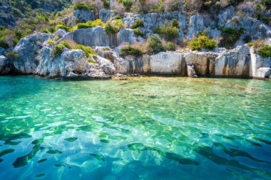 Kekova Adasının kıyılarındaki antik kalıntılar. Antalya, Türkiye.