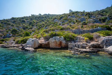 Kekova Adasının kıyılarındaki antik kalıntılar. Antalya, Türkiye.