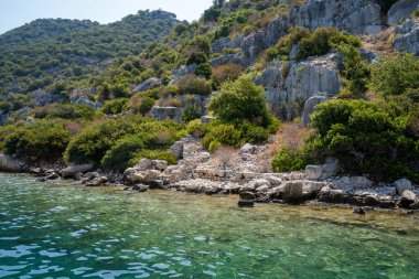 Kekova Adasının kıyılarındaki antik kalıntılar. Antalya, Türkiye.