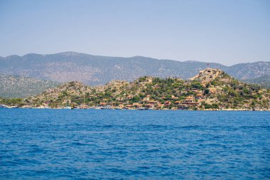 Kekova Körfezi 'nden Kalekoy kasabasının manzarası. Simena Şatosu, Türkiye 'nin çağdaş Kas kenti arasındaki Kekova Bölgesi' ndeki çarpıcı Akdeniz kıyısında yer alıyor..