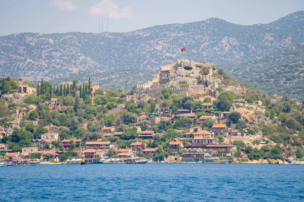 ケコヴァ湾からKalekoy町の景色 シメナ城は カスの近代的な町の間のケコヴァ地方のトルコの美しい地中海沿岸に位置しています トルコのアンタルヤ 2023年7月10日 — ストック写真