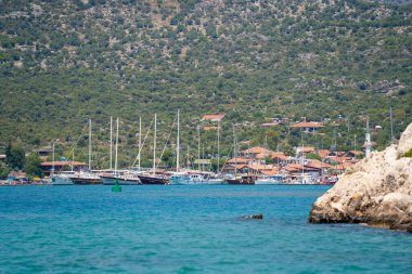 Kekova Ucagiz köyündeki gemilerin görüntüsü. Antalya, Türkiye - 10 Temmuz 2023.