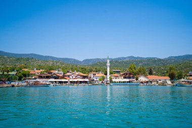 Kekova Ucagiz köyündeki gemilerin görüntüsü. Antalya, Türkiye - 10 Temmuz 2023.