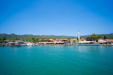 Kekova Ucagiz köyündeki gemilerin görüntüsü. Antalya, Türkiye - 10 Temmuz 2023.