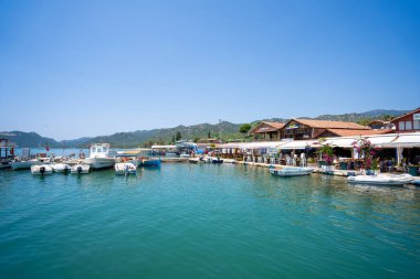 Kekova Ucagiz köyündeki gemilerin görüntüsü. Antalya, Türkiye - 10 Temmuz 2023.