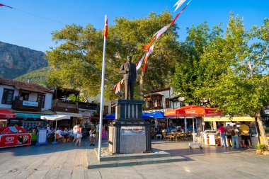Kas Meydanı 'nda Mustafa Kemal Atatürk' ün heykeli. Antalya, Türkiye - 10 Temmuz 2023.