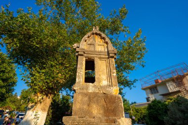 Kas ilçesindeki sokakta bulunan Lycia kral mezarı (Lion Sarcophagus). Antalya, Türkiye - 10 Temmuz 2023.