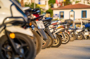 Çizgili motosiklet tekerlekleri. Antalya, Türkiye - 10 Temmuz 2023.