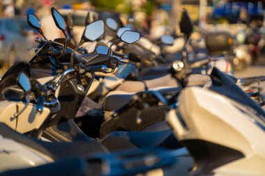 Çizgili motosiklet aynası. Antalya, Türkiye - 10 Temmuz 2023.