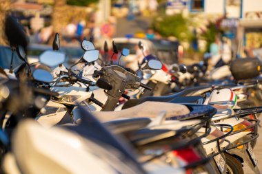 Motorlu scooter 'lar. Antalya, Türkiye - 10 Temmuz 2023.