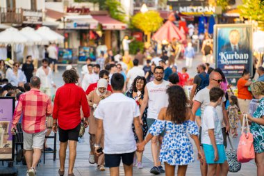 Kas bölgesinde sokakta yürüyen bir grup turist. Antalya, Türkiye - 10 Temmuz 2023.
