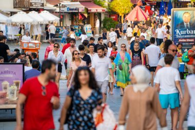 Kas bölgesinde sokakta yürüyen bir grup turist. Antalya, Türkiye - 10 Temmuz 2023.