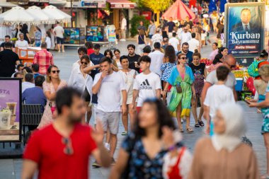 Kas bölgesinde sokakta yürüyen bir grup turist. Antalya, Türkiye - 10 Temmuz 2023.