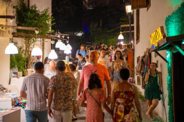 Geceleri Kas bölgesinin sokaklarında kalabalık olurdu. Antalya, Türkiye - 10 Temmuz 2023.