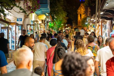 Geceleri Kas bölgesinin sokaklarında kalabalık olurdu. Antalya, Türkiye - 10 Temmuz 2023.