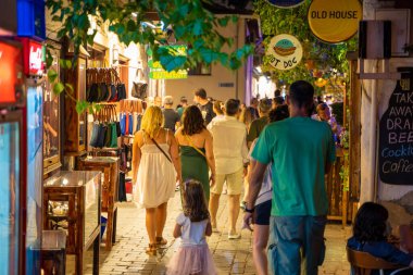 Geceleri Kas bölgesinin sokaklarında kalabalık olurdu. Antalya, Türkiye - 10 Temmuz 2023.