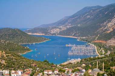 Kas bölgesindeki marina manzarası. Antalya, Türkiye - 10 Temmuz 2023.