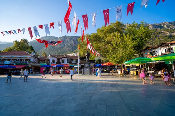 Mustafa Kemal Atatürk 'ün heykeli ve Kas ilçesindeki meydanda turistler. Antalya, Türkiye - 10 Temmuz 2023.