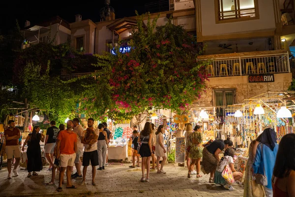 Geceleri Kas bölgesinin sokaklarında kalabalık olurdu. Antalya, Türkiye - 10 Temmuz 2023.