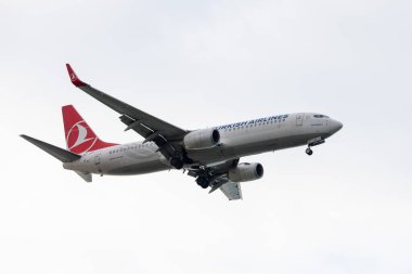 Türk Hava Yolları Boeing 737-800 uçağı Trabzon Havaalanı 'nda (TZX) uçmaktadır. Trabzon, Türkiye - 20 Temmuz 2023.