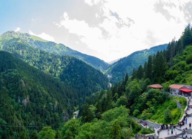 Sumela Manastırı 'ndaki vadide dağ ve orman manzarası. Trabzon, Türkiye - 20 Temmuz 2023.