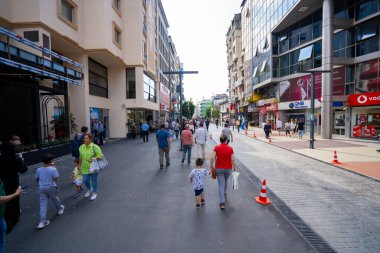 Trabzon 'un merkezindeki Kahramanmaras Caddesi' ndeki insanlar. Trabzon, Türkiye - 20 Temmuz 2023.