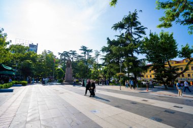 Trabzon şehir merkezindeki meydan ve Mustafa Kemal Atatürk 'ün heykeli. Trabzon, Türkiye - 20 Temmuz 2023.
