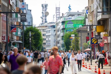 Trabzon 'un merkezindeki Kahramanmaras Caddesi' nde kalabalık vardı. Trabzon, Türkiye - 20 Temmuz 2023.