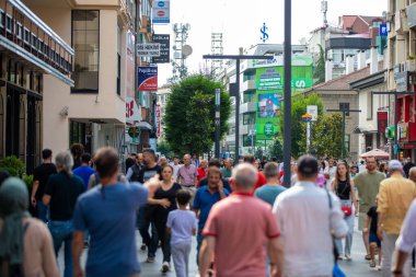 Trabzon 'un merkezindeki Kahramanmaras Caddesi' nde kalabalık vardı. Trabzon, Türkiye - 20 Temmuz 2023.