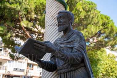 Eczanenin babası, Büyük Galen heykeli. Pergamon 'lu Galen, Romalı bir doktor, cerrah ve filozoftu. İzmir, Türkiye - 23 Temmuz 2023.