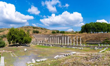 Antik Asklepion şehrindeki antik sütunların ve amfitiyatronun panoramik manzarası. İzmir, Türkiye - 23 Temmuz 2023.
