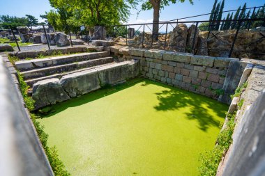 Bergama Asklepion Arkeoloji Bölgesi 'nde eski bir havuz. Asklepion, Pergamum Akropolis 'in dışında bir tedavi merkeziydi..